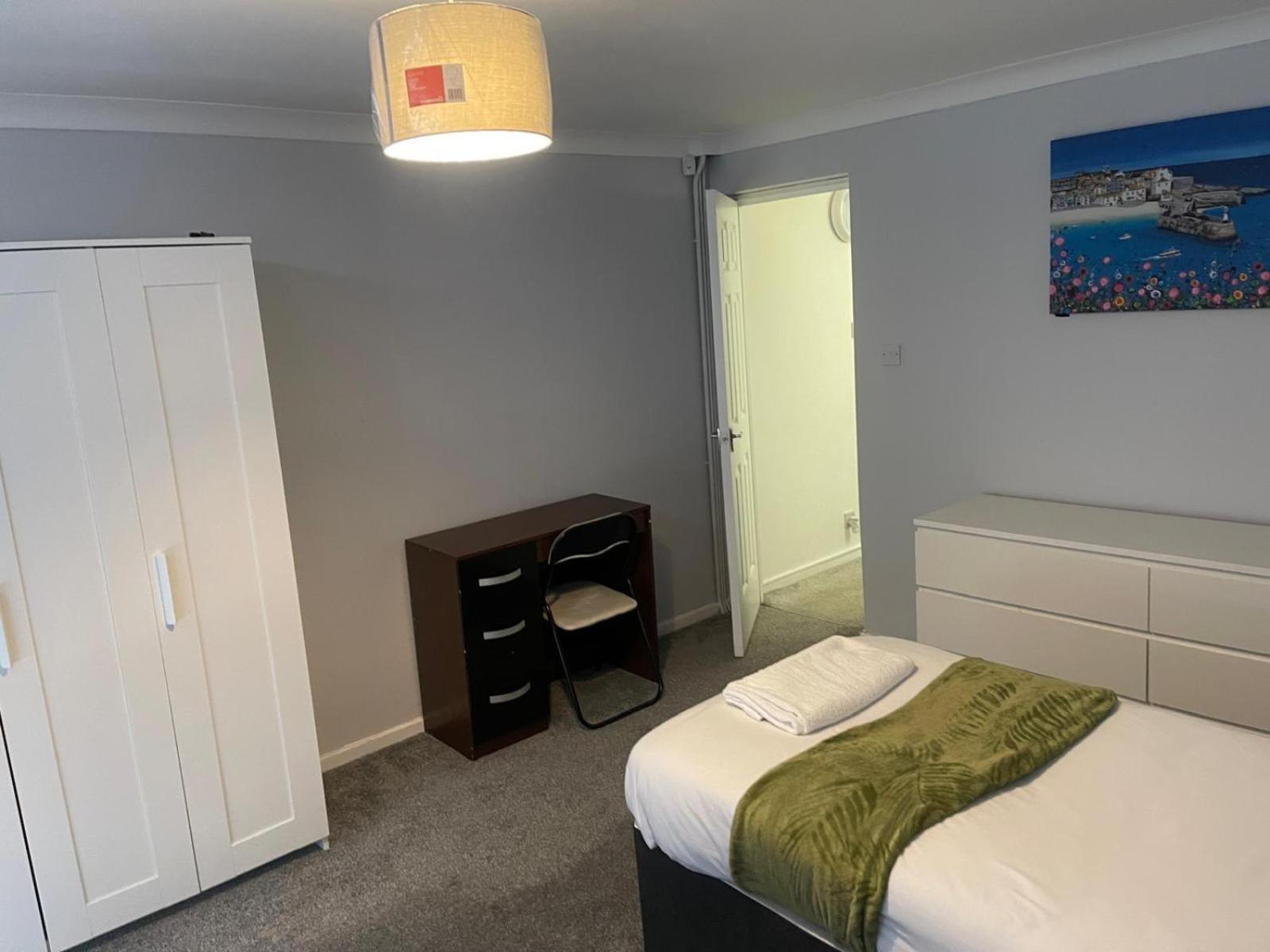 Basildon 3 Bedroom - Free Parking Private Garden מראה חיצוני תמונה