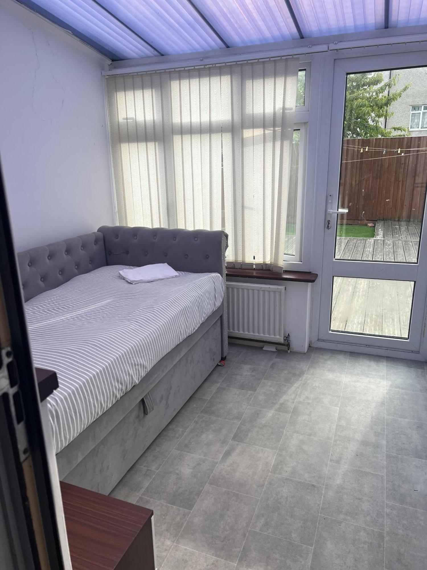 Basildon 3 Bedroom - Free Parking Private Garden מראה חיצוני תמונה